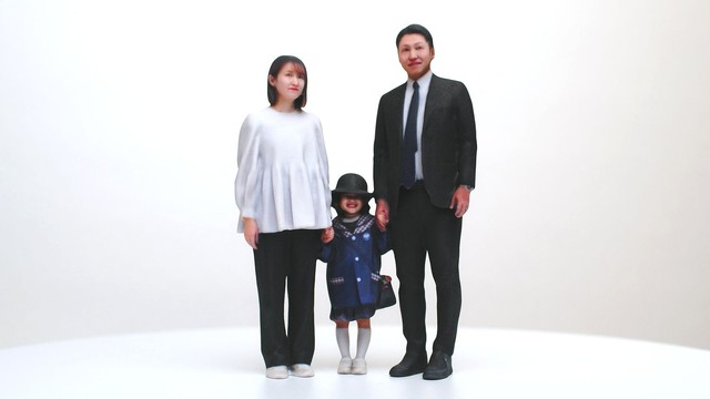 毛受さん夫妻と娘さんのフィギュア（画像提供：レジスタ株式会社）