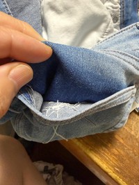 刺繍糸ではなくボタン付けの糸で縫っている。娘のジーンズと見分けるための目印／ちまき茶屋さん（@chimaki6513）提供