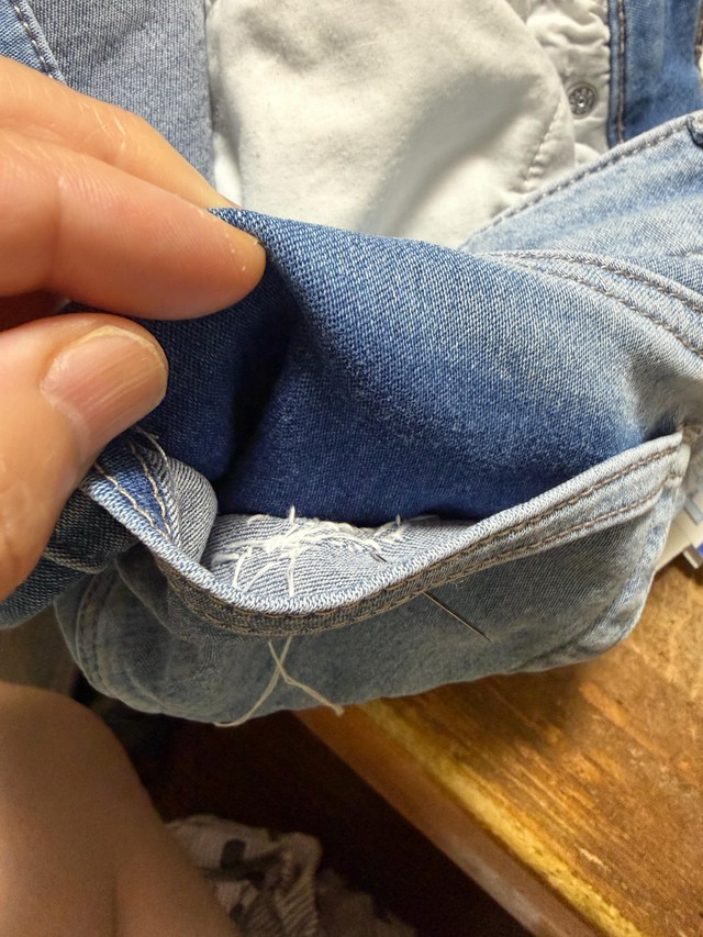 刺繍糸ではなくボタン付けの糸で縫っている。娘のジーンズと見分けるための目印／ちまき茶屋さん（@chimaki6513）提供