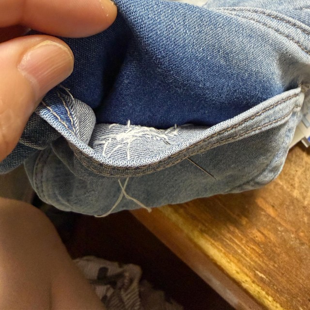 刺繍糸ではなくボタン付けの糸で縫っている。娘のジーンズと見分けるための目印／ちまき茶屋さん（@chimaki6513）提供