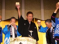 乾杯する玉袋筋太郎＝2026年6月