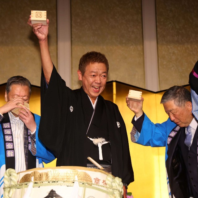 乾杯する玉袋筋太郎＝2026年6月