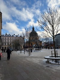 青空と雲が広がるスウェーデンの美しい街並み（川上麻衣子のＸ@majko_k　より）