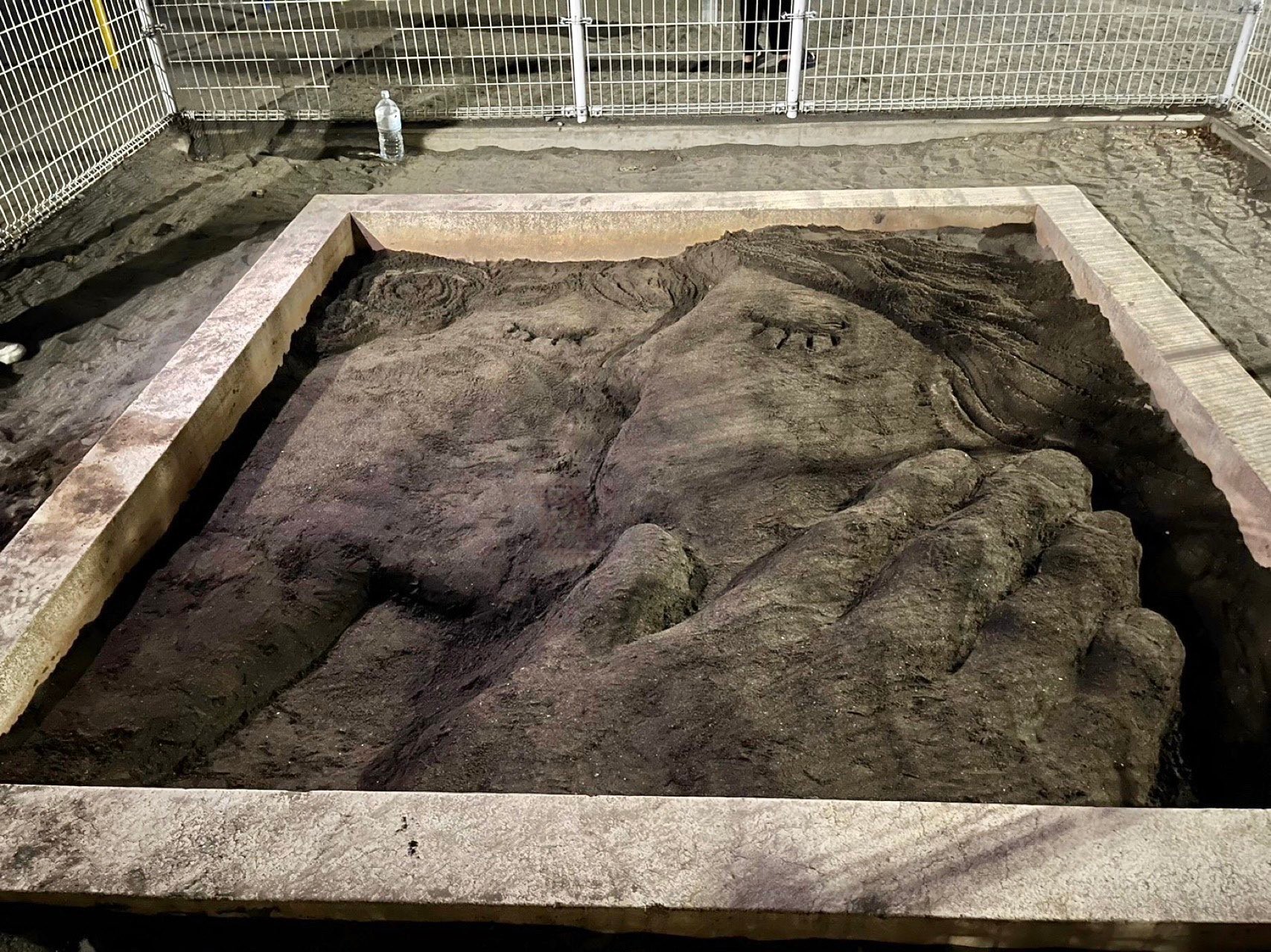 バンクオブアメリカ　希少でユニークなオブジェ 第二のバンクシー！？公園の砂場に「巨大な顔アート」出現…謎の美術