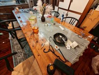 ルールを無視して、滞在を続けた宿泊者たちがチェックアウトした後の部屋。テーブルには飲みかけのペットボトルやゴミ、タバコが置かれたまま。なぜか、ハンガーも散乱。（直人【コンシェルジェ民泊】X　@mosva_0　より）