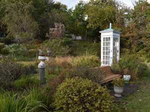 見えない、聞こえない、それでも亡き人を感じる　大槌町「風の電話」に人絶えず