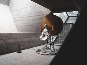 いつも自分の後ろ姿を見ている私は、人間とロボットの間にいる