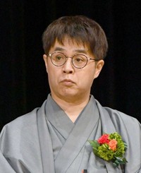 快楽亭ブラックの弟弟子・立川志らく。映画公開時にはゲストとして劇場でのトークに登壇