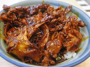 【地球をつまみ食い】瀋陽名物・鶏がら丼に元浮浪児が込めた思い「安くおいしく」