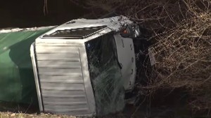 宮城・栗原市　川にトラック転落　男性１人死亡