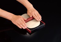 麺棒でのばして、と…