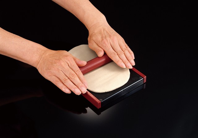 麺棒でのばして、と…