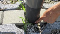 車が衝突した照明の支柱　岡山市提供
