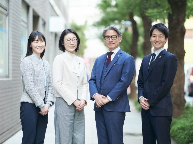 190094 ④弁護士写真【鈴木＆パートナーズ法律事務所】会議中の640480