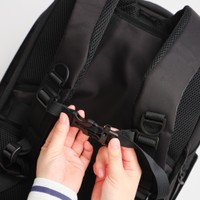 7月8日発売の「無重力マルチバッグ」。チェストベルトには緊急時に役立つホイッスル付き（提供）