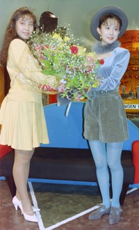 中條かな子（左）と松本典子＝1994年