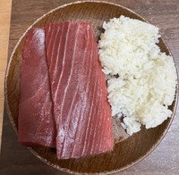 マグロ300gと白米150gを盛り付けた食事。マグロは柵のまま／マサキさん（@japanmasaki10）提供