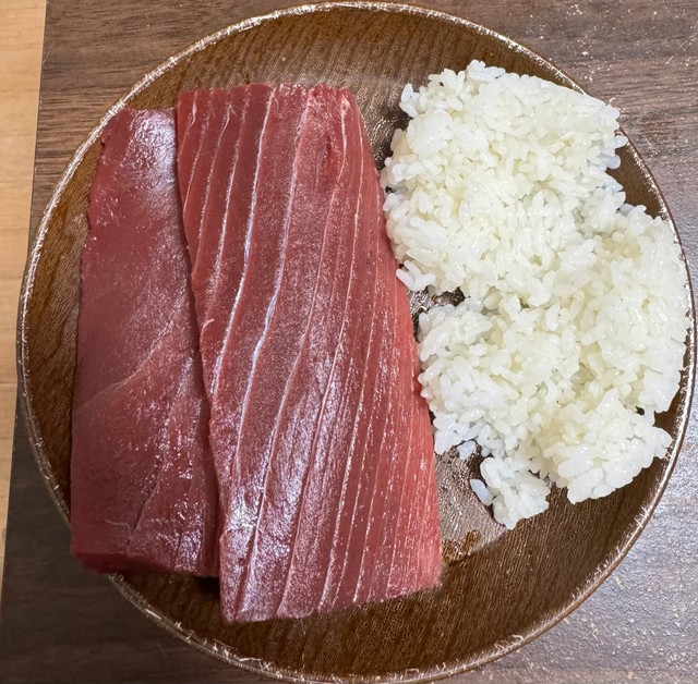 マグロ300gと白米150gを盛り付けた食事。マグロは柵のまま／マサキさん（@japanmasaki10）提供