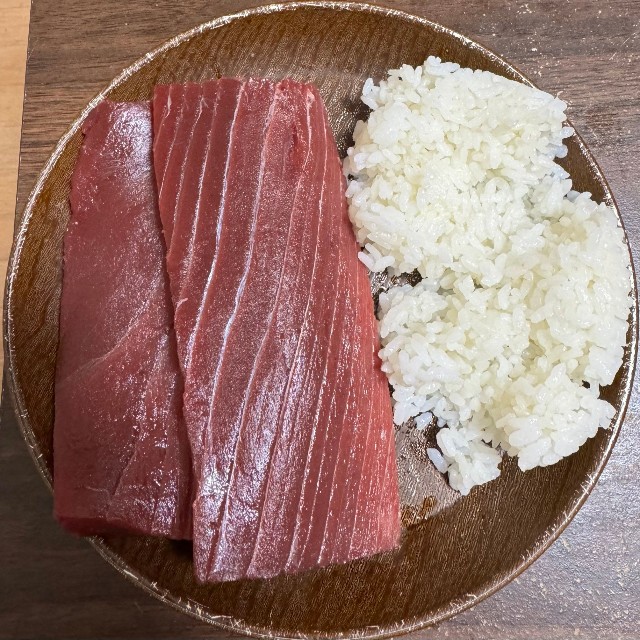 マグロ300gと白米150gを盛り付けた食事。マグロは柵のまま／マサキさん（@japanmasaki10）提供
