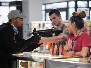 オンライン会議中、2歳児に撃たれて死んだ母　進まない規制、コロナ禍で増える銃