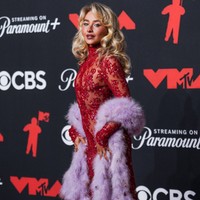 コーチェラでの発言を謝罪したサブリナ・カーペンター