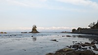 富山県の雨晴（あまはらし）海岸から望む立山連峰／おれんぢさん（@0r4n9e__）提供