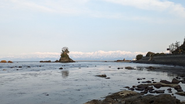 富山県の雨晴（あまはらし）海岸から望む立山連峰／おれんぢさん（@0r4n9e__）提供
