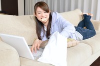 間食をする時間帯は約7割の人が「昼食から夕方の間」　※画像はイメージです（ＭＯＭＯＴＡＲＯＵ/stock.adobe.com）