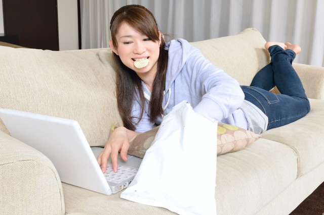 間食をする時間帯は約7割の人が「昼食から夕方の間」　※画像はイメージです（ＭＯＭＯＴＡＲＯＵ/stock.adobe.com）