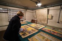 ワルシャワの鉄鋼メーカーにある地下シェルターに残されていた、冷戦当時の啓発ポスター＝2023年6月5日、荒ちひろ撮影