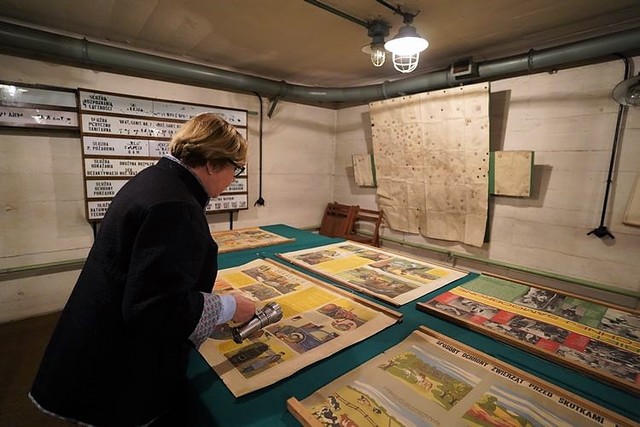 ワルシャワの鉄鋼メーカーにある地下シェルターに残されていた、冷戦当時の啓発ポスター＝2023年6月5日、荒ちひろ撮影