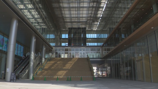 岡山芸術創造劇場「ハレノワ」 オープン前に周辺首長らが視察　瀬戸内市長は思わず熱唱　岡山市