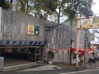 入口を1階だと考えると、「パルシネマしんこうえん」のスクリーンは“半地下”にあります＝神戸市兵庫区新開地1