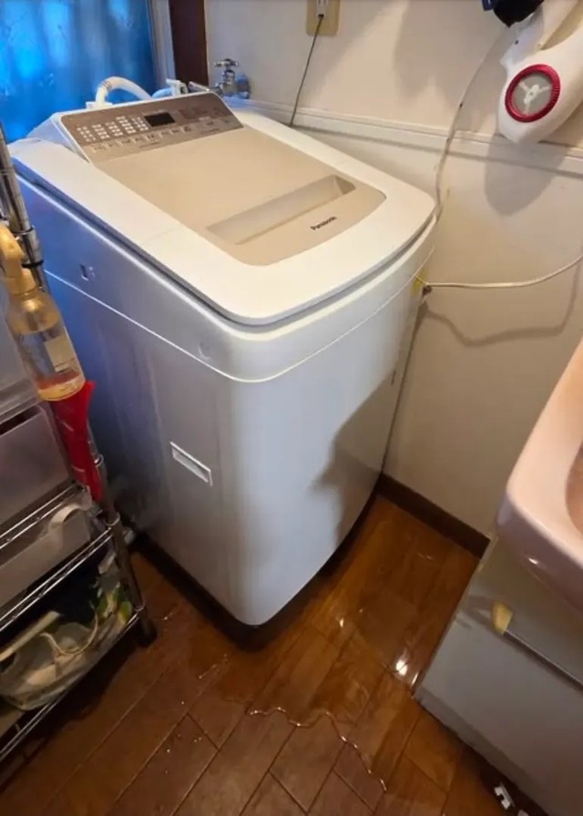 過去にも洗濯機まわりで水漏れが起きたことがあったという。ホースまわりの確認が大切だと実感した／子育てみらい共創ラボ あゆみんさん（@ayumin_edulab）提供