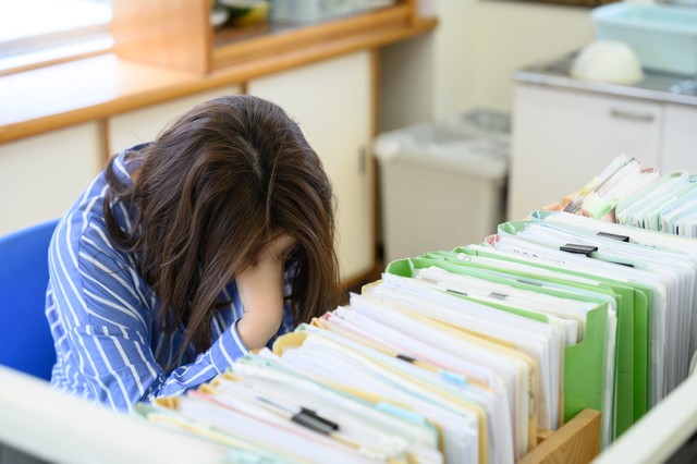 多くの教員が、教務の多忙さを理由にモチベーション低下を感じている　※画像はイメージです（kapinon/stock.adobe.com）