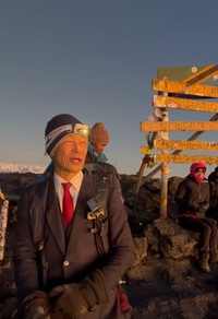 スーツを着用してキリマンジャロ登頂に成功した佐田展隆社長