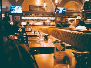 男性社員に「さっさと動け」と言われたけど、タイトスカートとパンプスで働いてみてよ