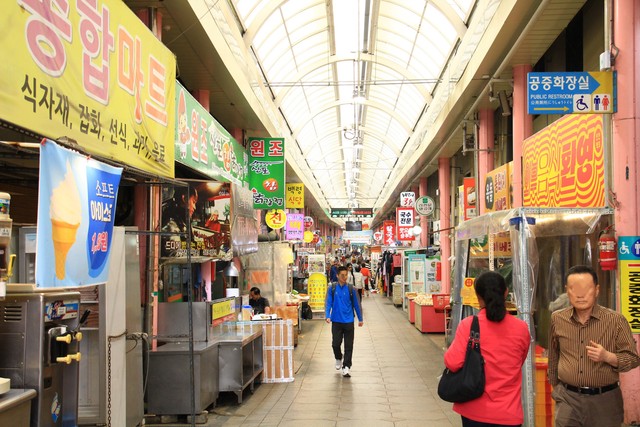 市場には140店舗ほどが並び、買い物しながら歩くのが楽しい！