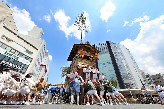 ３７度を超える猛烈な暑さの中、行われた祇園祭・後祭の山鉾巡行（２０２５年７月２４日、京都市・四条河原町交差点）＝撮影・吉原直歩