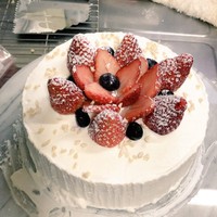 元パティシエの旦那さんが作ったホールケーキ。クッキーとの対比に「いいやつだな…旦那よ…」とかやさん（かやさんXより）