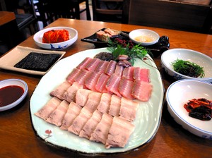 突き刺さる｢アンモニア臭｣、エイを発酵　その起源は