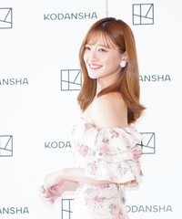 写真集の発売記念会見に登場した中田花奈