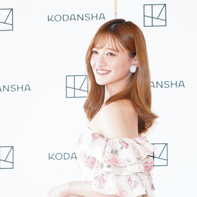 写真集の発売記念会見に登場した中田花奈