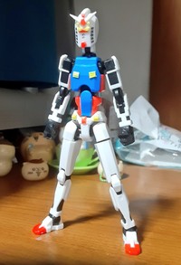 仁王立ちで完成した“コレジャナイガンダム”／くまだいさん（@oqPpSH1ZhXLW4zA）提供