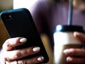 大失恋を打ち明けている最中、友達はラインで次のデートの約束をしていた