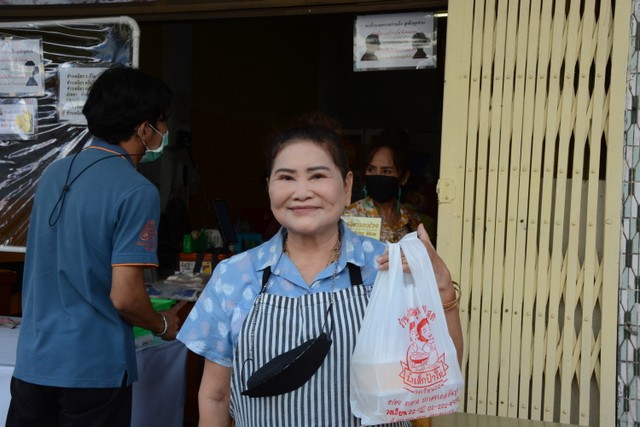 「３代目」店主のスムスィ・ナカサイさん。子どものころからお店を手伝っていたと話す＝４日、バンコク、翁長忠雄撮影