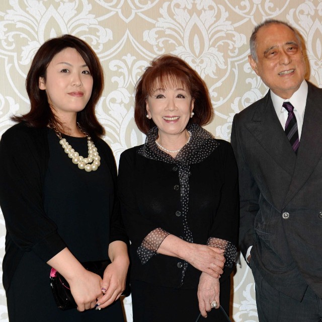 津川雅彦さんと妻の朝丘雪路さん、娘の真由子=2013年
