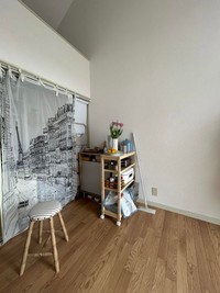 パリの街並みのカーテンは、雰囲気作りと目隠しにも／みわまるさん（@miwa_minimal）提供