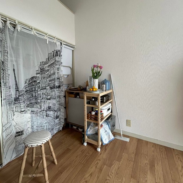 パリの街並みのカーテンは、雰囲気作りと目隠しにも／みわまるさん（@miwa_minimal）提供