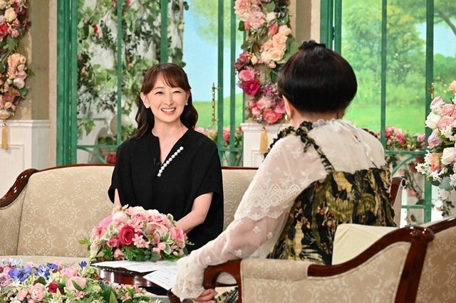 スタジオでマジックを披露した花總まりさん